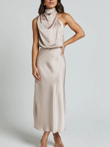 Elegantes Midikleid aus champagnerfarbenem Satin mit Neckholder und fließender Silhouette