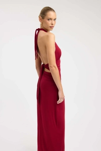 Détail d'une robe dos nu rouge foncé avec taille plissée et maille extensible douce