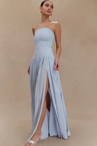 Détail de la robe bustier bleu clair avec corsage froncé et fente haute sur la jambe