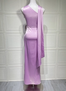 Détail d'une robe en satin violet avec écharpe latérale et texture de tissu soyeux