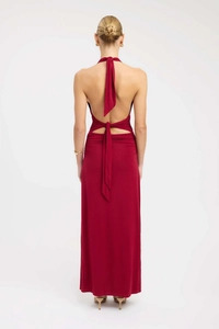 Détail de la robe longue dos nu rouge foncé montrant le design ouvert et les liens