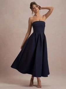 Robe de soirée mi-longue bustier bleu marine avec taille plissée et finition satinée