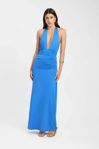 Détail de la taille froncée et du décolleté en V d'une robe longue bleue à licou