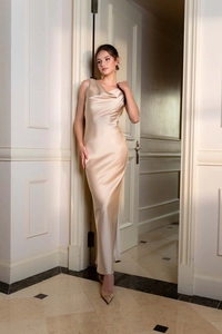 Robe de soirée élégante en satin champagne avec col bénitier et silhouette longue
