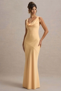 Dettaglio dell'abito elegante in raso albicocca con scollo a cappuccio e taglio a sirena