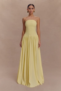 Détail du corsage smocké jaune et de la texture du tissu sur la robe longue bustier