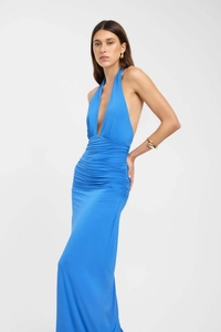 Vue détaillée du drapé bleu roi élégant sur une robe longue dos nu moulante