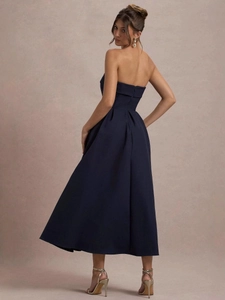 Élégante robe midi bustier en satin bleu marine avec coupe ajustée et silhouette trapèze