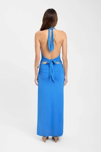 Détails de la robe longue bleue dos nu montrant le licou et la taille ajustée sexy