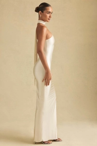 Détail d'une robe dos nu en satin élégante montrant la texture luxueuse et le col écharpe