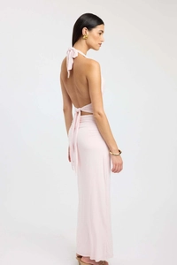 Détail du design dos nu et du col licou à cordon sur une robe longue rose clair élégante