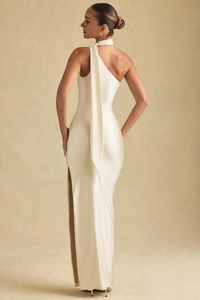 Détail de la robe en satin ivoire montrant le licou à écharpe et la fente arrière élégante