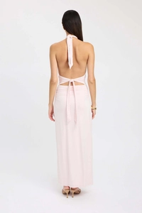 Vue arrière de la robe longue dos nu rose avec licou et détails de laçage élégants