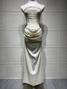 Detail eines cremefarbenen Satin-Korsettkleids mit Fischbein und Drapierung an einer Puppe