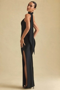 Détail de la robe licou en satin noir avec de longs rubans et un design dos nu élégant