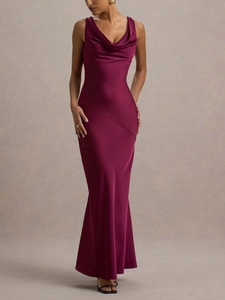 Elegante abito da sera in raso bordeaux con scollo a cappuccio e taglio a sirena