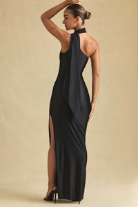 Détail de robe dos nu noire élégante avec coupe ouverte et fente latérale haute