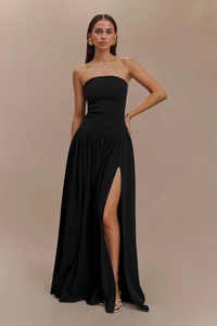 Détail de robe bustier noire avec corsage smocké et fente haute sur le côté latéral