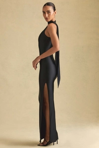 Détail de robe licou en satin noir élégante avec ruban long et fente latérale haute