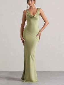Elegante abito da sera in raso verde salvia con scollo a cappuccio e taglio a sirena