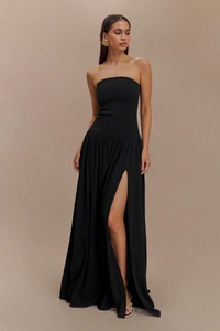 Détail de la robe longue bustier noire dos nu avec corsage froncé et fente sur la jambe