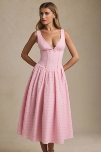 Dettaglio del pizzo rosa Sangallo e del delicato fiocco sullo scollo a V del vestito