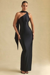 Détail d'une robe longue en satin noir à une épaule avec foulard décoratif au cou