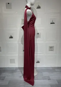Détail de la robe de soirée en satin bordeaux dos nu avec de longs rubans noués