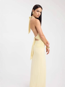 Robe longue dos nu avec col licou jaune clair, détails froncés et coupe ajustée élégante