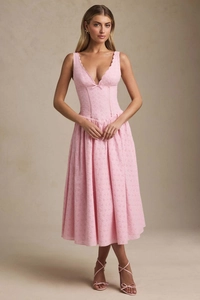 Dettaglio dell'abito midi rosa ricamato con scollo a V e corpetto a corsetto