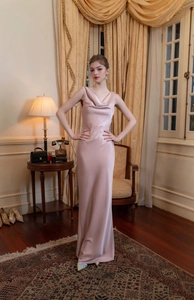 Détail d'une robe longue en satin rose champagne avec un élégant col bénitier soyeux
