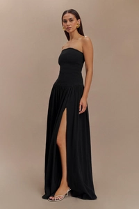 Détail de robe bustier noire avec buste smocké et fente latérale haute pour un look chic