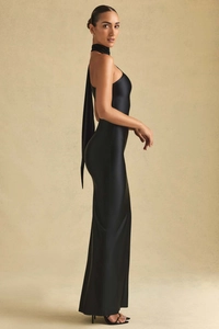 Vue détaillée d'une robe de soirée noire en satin dos nu avec ruban élégant au cou