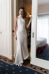 Robe dos nu élégante en satin blanc avec drapé délicat et détail d'écharpe longue