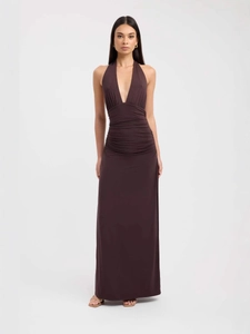 Robe longue dos nu marron foncé avec décolleté en V plongeant et taille froncée
