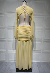 Dettaglio posteriore del vestito lungo in chiffon giallo chiaro con schiena scoperta e lacci