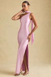 Détail d'une robe en satin rose à une épaule avec fente latérale et foulard assorti