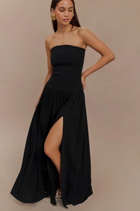 Détail du bustier froncé sans bretelles et de la fente haute sur une robe longue noire