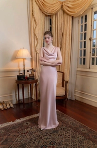 Détail de l'élégant col bénitier sur une robe de soirée en satin rose clair soyeux