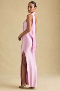 Vue détaillée d'une fente haute sur une robe de soirée en satin rose pâle drapée