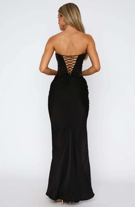 Detailansicht der Rückenschnürung am schwarzen Satin-Abendkleid mit Fishtail-Schnitt