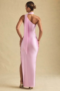 Vue détaillée de la robe en satin rose montrant la coupe au dos et la fente sur l'ourlet