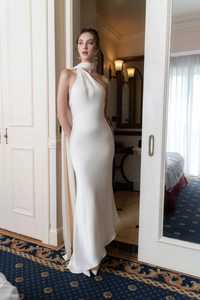Robe de soirée élégante en satin ivoire avec encolure asymétrique et long détail de cape