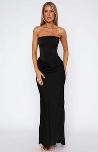 Detaillierte Korsett-Struktur und elegantes Satin-Draping an diesem schwarzen Maxikleid