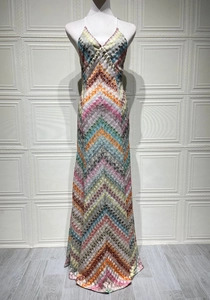 Détail d'une robe longue en maille à chevrons colorés avec licou et coupe crochet ajustée