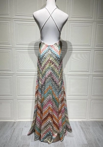 Détail de robe longue au crochet dos nu avec motif chevron coloré et fines bretelles