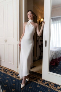 Détail de la robe de soirée élégante en satin à licou avec silhouette dos nu