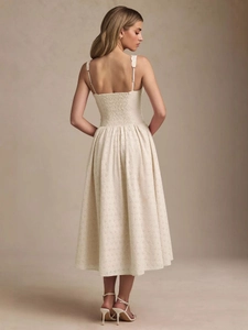 Elegante abito midi in pizzo ricamato bianco panna con spalline sottili e schiena a punto smock