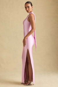 Détail de la robe rose en satin avec fente haute et rubans flottants au col licou