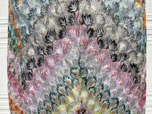Détail de tissu en dentelle florale multicolore avec broderie en résille et motifs paon